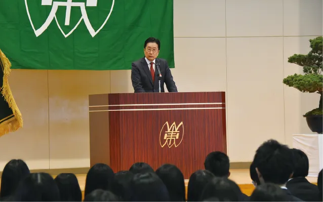 教育現場の意見を聞いている様子