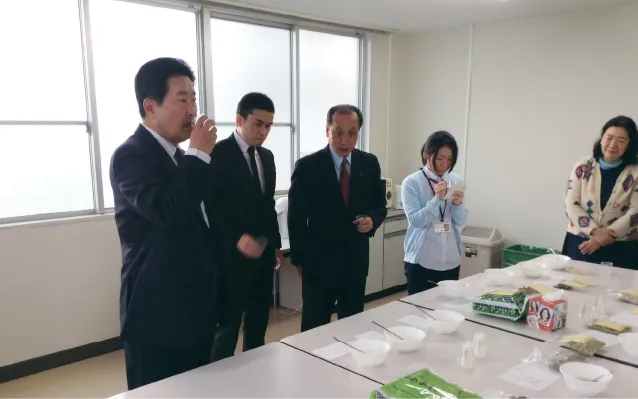 薬草による新たな地域産業の取組に参加した様子